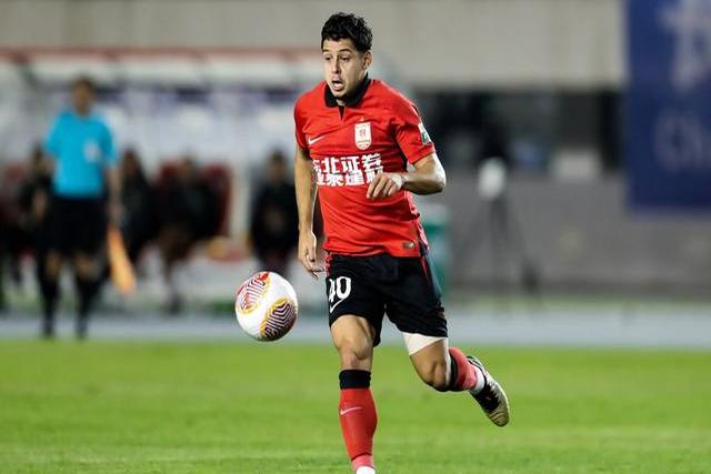 后防线坚不可摧,对手进攻力全被封堵 后防线坚不可摧,对手进攻力全被封堵