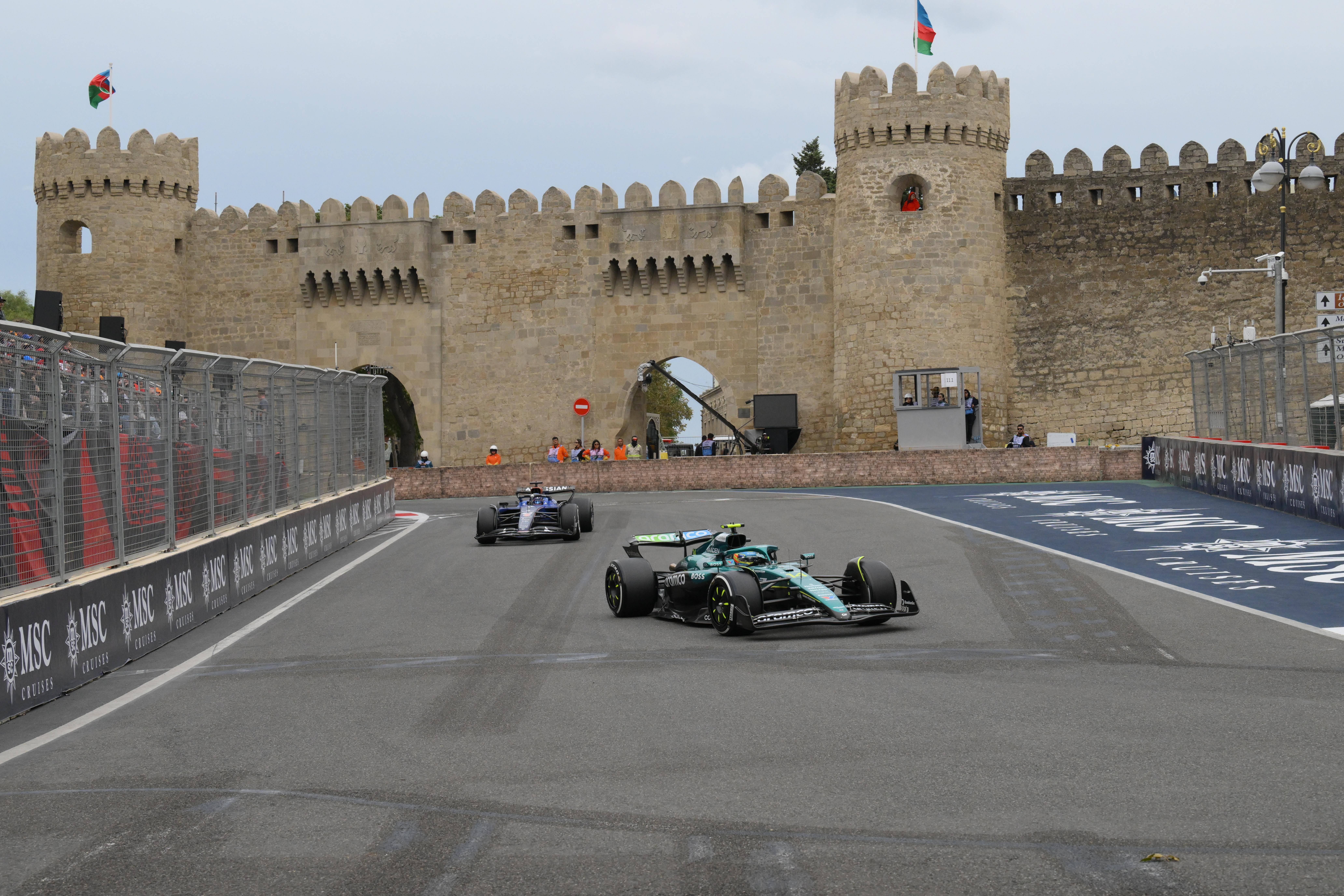 红牛车队逆转阿斯顿马丁，塞恩斯扛起全队