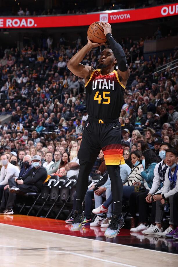 山东队力克青岛队，米切尔状态火热