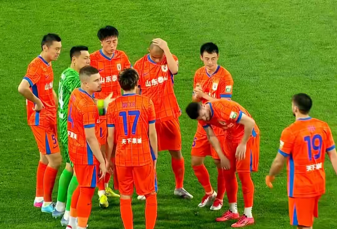 火爆足球联赛再掀热潮,球员表现尽职尽责 火爆足球联赛再掀热潮,球员表现尽职尽责