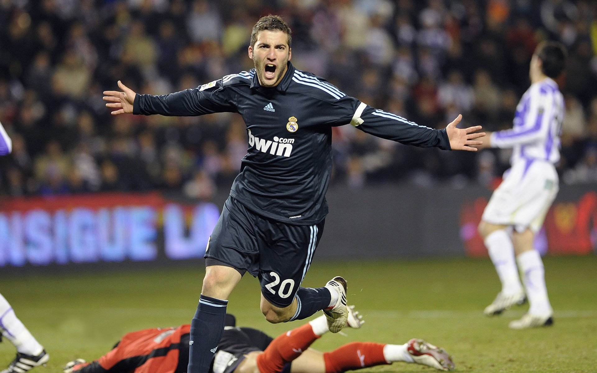 红牛二队轻取阿斯顿马丁，佩雷兹统治全场，一场策略与勇气的胜利